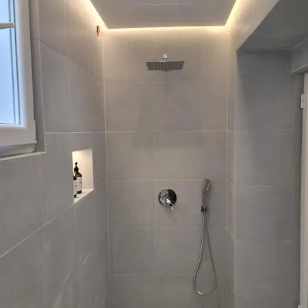 アパート Cozy Studio, Vasil Shanto